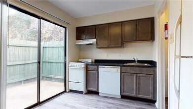 725 Peppertree Dr, Unit 23 in Bryan, TX - Building Photo - Building Photo