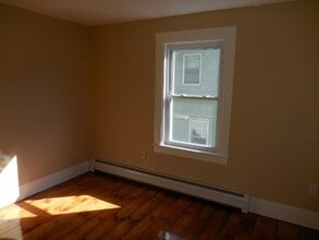 11 W Green St, Unit 2 in Easthampton, MA - Foto de edificio - Building Photo