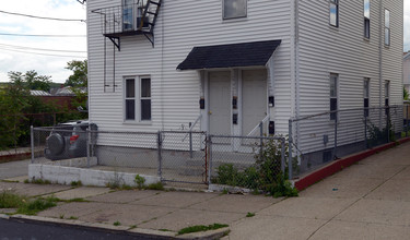 173-175 Hedley Ave in Central Falls, RI - Foto de edificio - Lobby