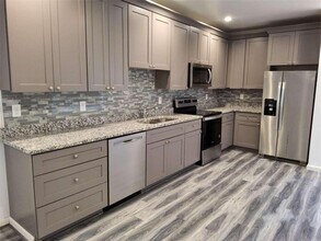 325 Sunderland Way in Stockbridge, GA - Foto de edificio - Building Photo