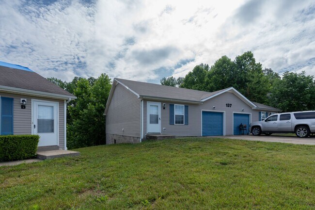 137 Maureen Dr in Clarksville, TN - Building Photo - Building Photo
