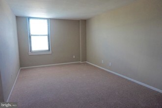 4600 Duke St-Unit -1025 in Alexandria, VA - Foto de edificio - Building Photo