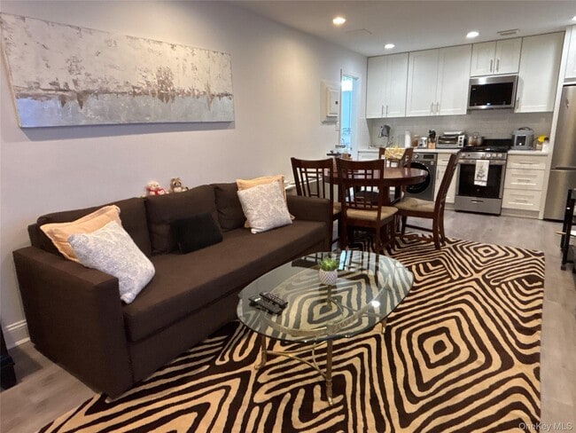 30 Barstow Rd in Great Neck, NY - Building Photo - Building Photo