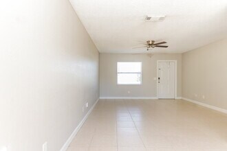 4673 SW Monaco St in Port St. Lucie, FL - Foto de edificio - Building Photo