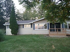 W360N7335 Brown St, Unit 7333 in Oconomowoc, WI - Building Photo