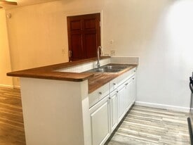 18645 Hatteras St in Tarzana, CA - Building Photo