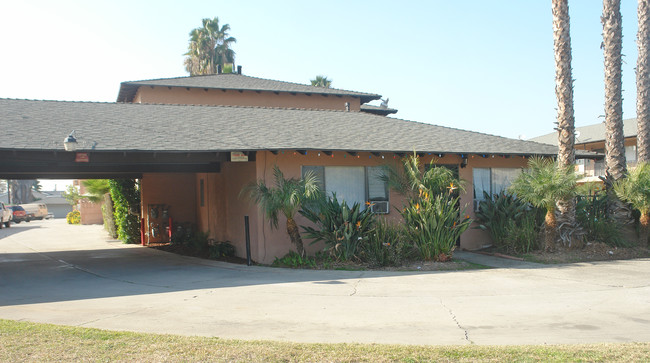 King Flamingo Apartments in Covina, CA - Foto de edificio - Building Photo