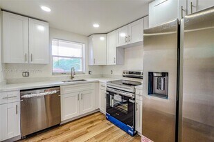 5100 SW 64th Ave in Davie, FL - Building Photo