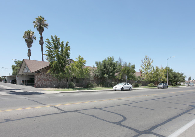 Outrigger Apartments in Hanford, CA - Foto de edificio - Building Photo