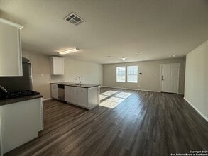 7734 Nopalitos Cv in San Antonio, TX - Foto de edificio - Building Photo