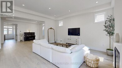 97 Halldorson Ave in Aurora, ON - Building Photo - Building Photo