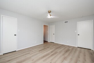 7677 Cambridge St in Houston, TX - Building Photo - Building Photo