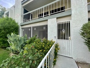 1735 N Vía Miraleste in Palm Springs, CA - Building Photo - Building Photo