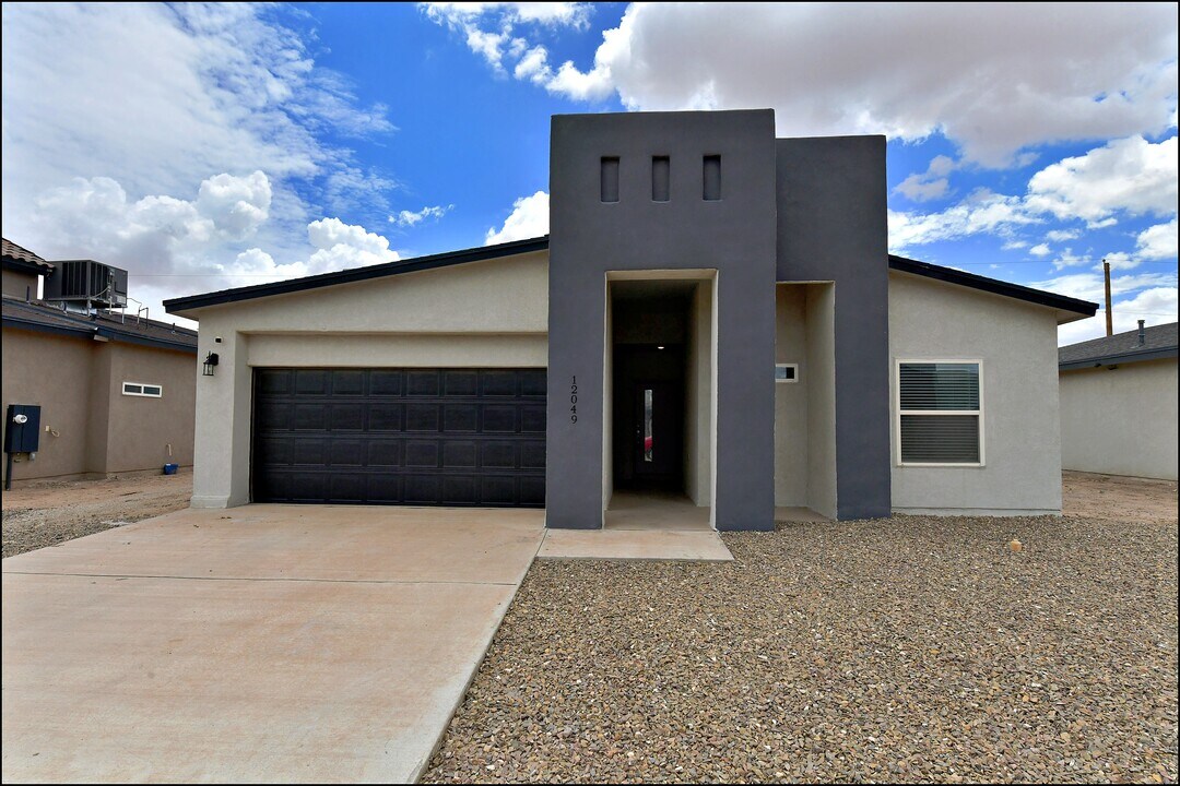 12049 Hidden Gdns in Socorro, TX - Building Photo