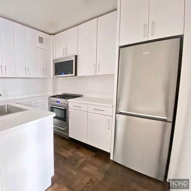 160 E 55th St in New York, NY - Building Photo - Building Photo