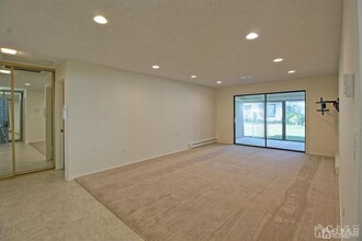 137 Cistus Plaza in Monroe Township, NJ - Building Photo - Building Photo