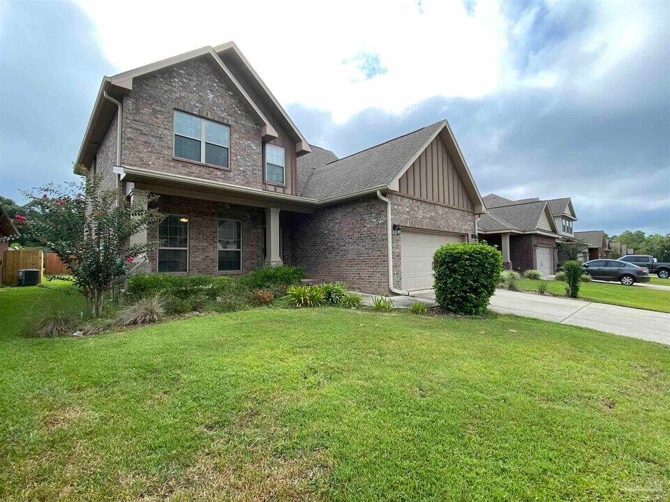 2486 Redford Dr in Gonzalez, FL - Building Photo