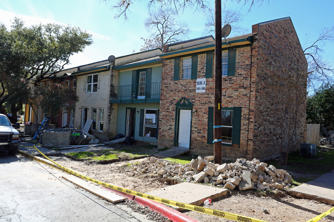 Orleans Court Condos in Austin, TX - Foto de edificio