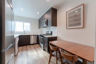 1020 N Laurel Ave in West Hollywood, CA - Foto de edificio - Building Photo