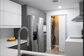 6670 NW 114th Ave in Doral, FL - Foto de edificio - Building Photo