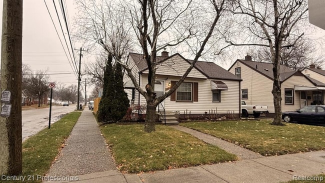 property at 1403 E Maxlow Ave