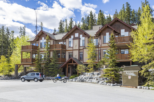 803 Wilson Way in Canmore, AB - Building Photo - Primary Photo