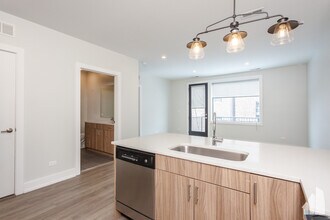 2111 S Halsted St, Unit 202 in Chicago, IL - Foto de edificio - Building Photo