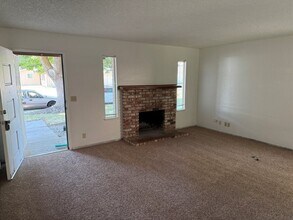 990-992 Justin Way in Dixon, CA - Building Photo - Building Photo