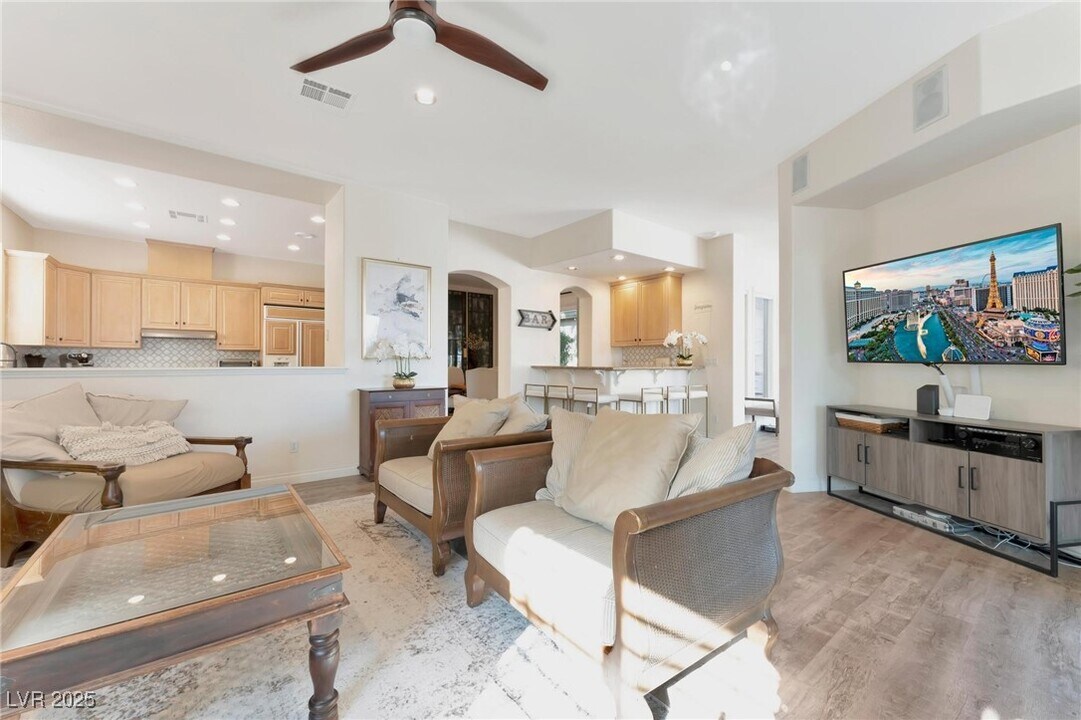 904 Pont Chartrain Dr in Las Vegas, NV - Building Photo