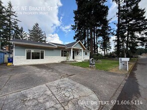 12305 NE Brazee St in Portland, OR - Building Photo - Building Photo