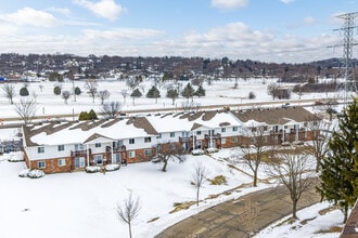 Minooka Parkway Estates in Waukesha, WI - Foto de edificio - Building Photo