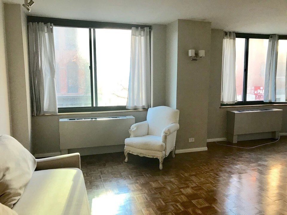 275 Greenwich St in New York, NY - Building Photo