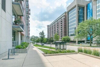 309 W Washington Ave, Unit 401 in Madison, WI - Foto de edificio - Building Photo