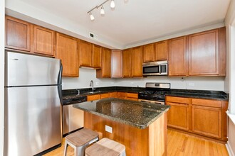 3040 W Diversey Ave, Unit # 02S in Chicago, IL - Building Photo - Building Photo