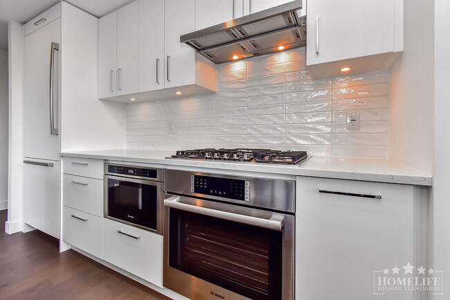 1588 Johnston Rd in White Rock, BC - Building Photo - Building Photo
