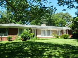 120 S Roberson St in Chapel Hill, NC - Building Photo