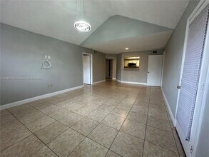 10500 SW 155th Ct in Miami, FL - Foto de edificio - Building Photo