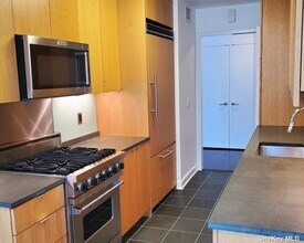 207 E 57th St-Unit -16 B in New York, NY - Building Photo - Building Photo