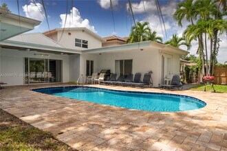 2555 NE 202nd St in Miami, FL - Building Photo - Building Photo