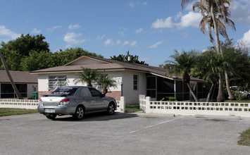 715-725 N 94th Ave in Naples, FL - Building Photo - Building Photo