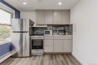 97 Rosewood Rd in Kings Park, NY - Building Photo - Building Photo