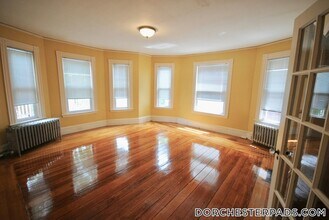 18 Hinckley St, Unit 2 in Boston, MA - Foto de edificio - Building Photo