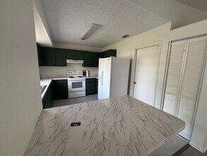 1028 Hickory Rd in Ocala, FL - Building Photo - Building Photo