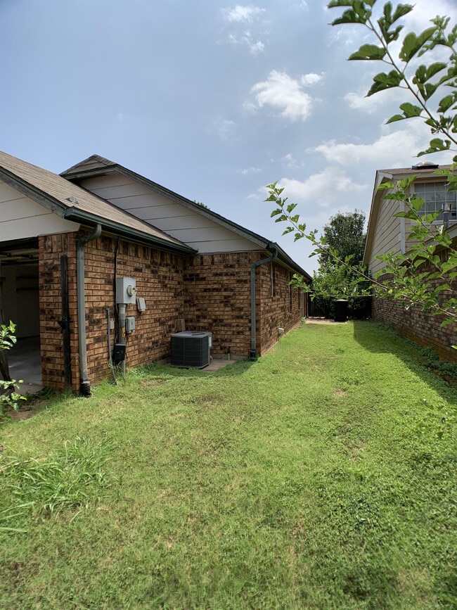 2135 Goodrich Dr in Moore, OK - Building Photo - Building Photo