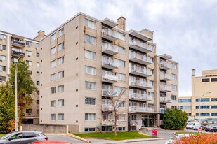 7920 Kingsley Ch in Côte-St-Luc, QC - Building Photo