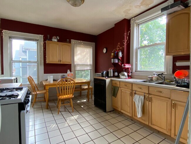 184 School St, Unit 2 in Boston, MA - Building Photo - Building Photo