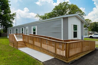 Crestwood MHC in Middletown, IN - Foto de edificio - Building Photo