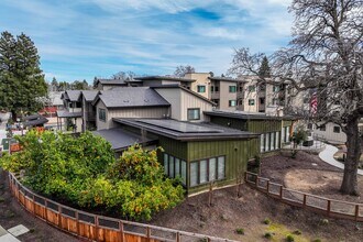 Pony Express Senior Apartments in Vacaville, CA - Foto de edificio - Building Photo
