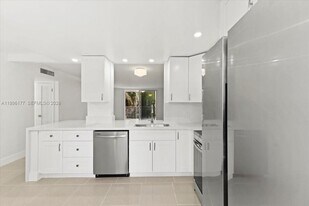 319 NE 14th Ave in Hallandale Beach, FL - Building Photo