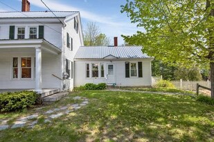 363 Tuttle Rd in Cumberland, ME - Building Photo